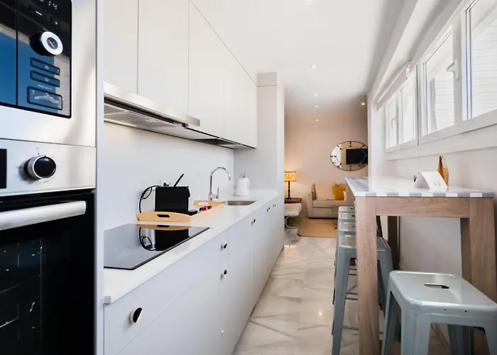 Wide Bright- 2bd 2bth- Cathedral 아파트